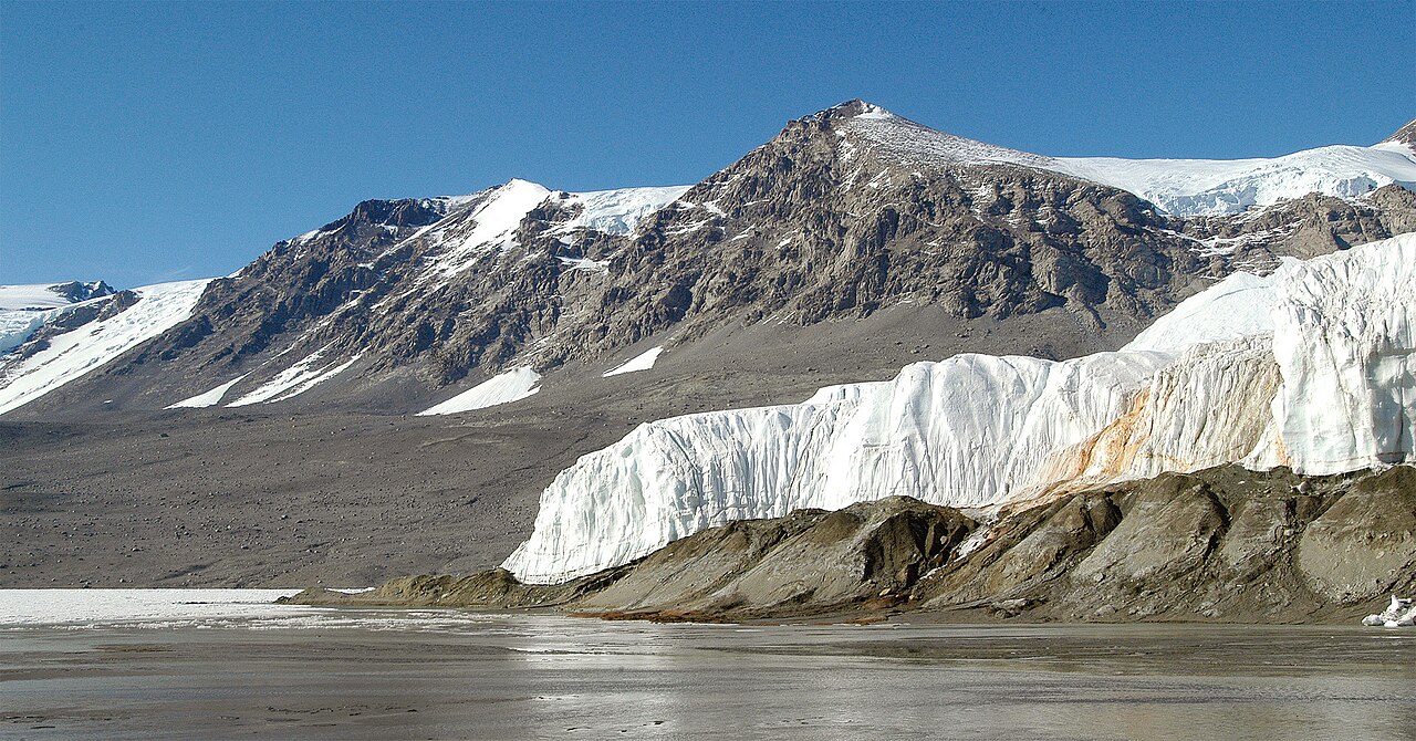 Crveni trag Slapova krvi na glečeru Tejlor.