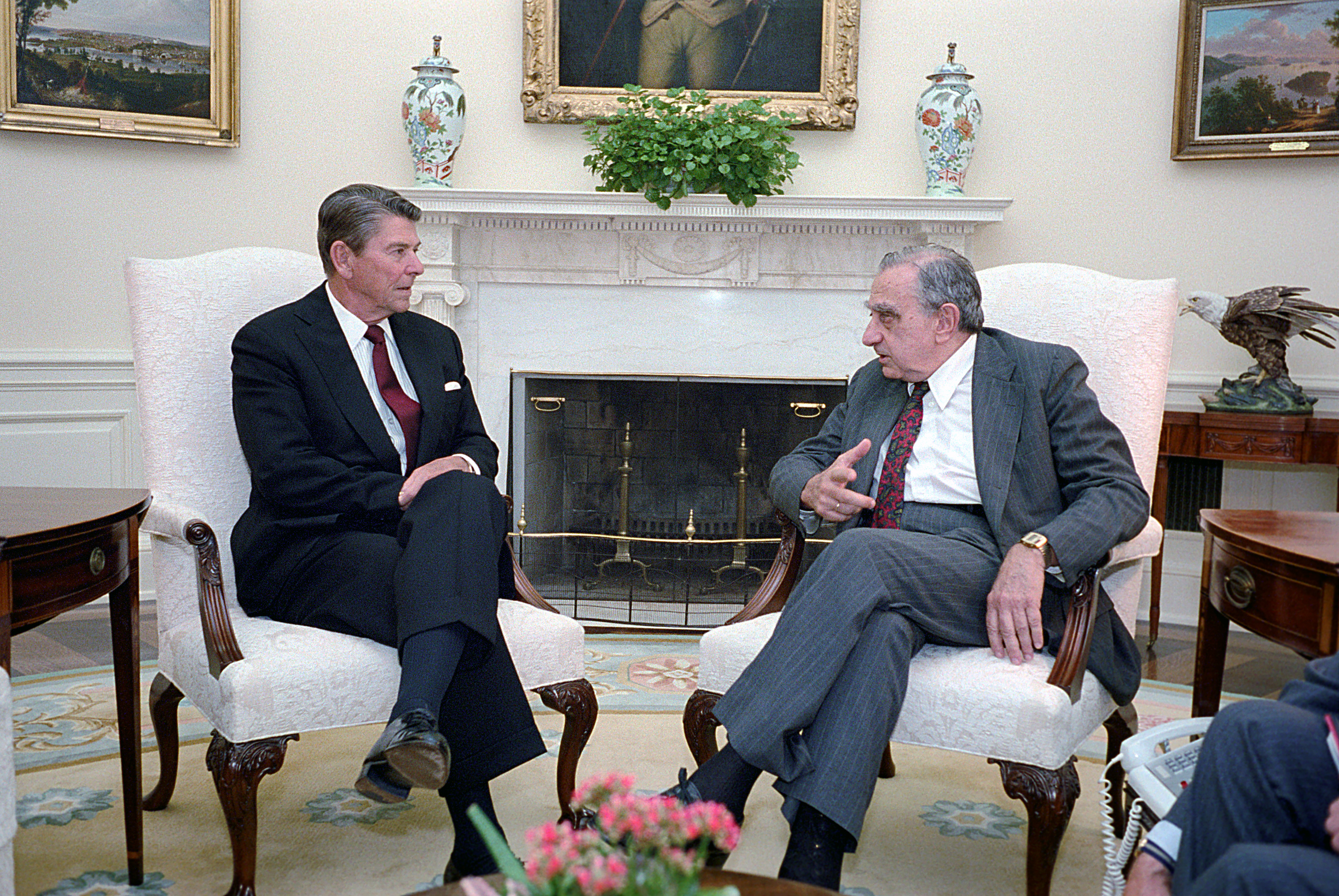 Ronald Regan razgovara sa Edvardom Telerom u Ovalnom kabinetu.