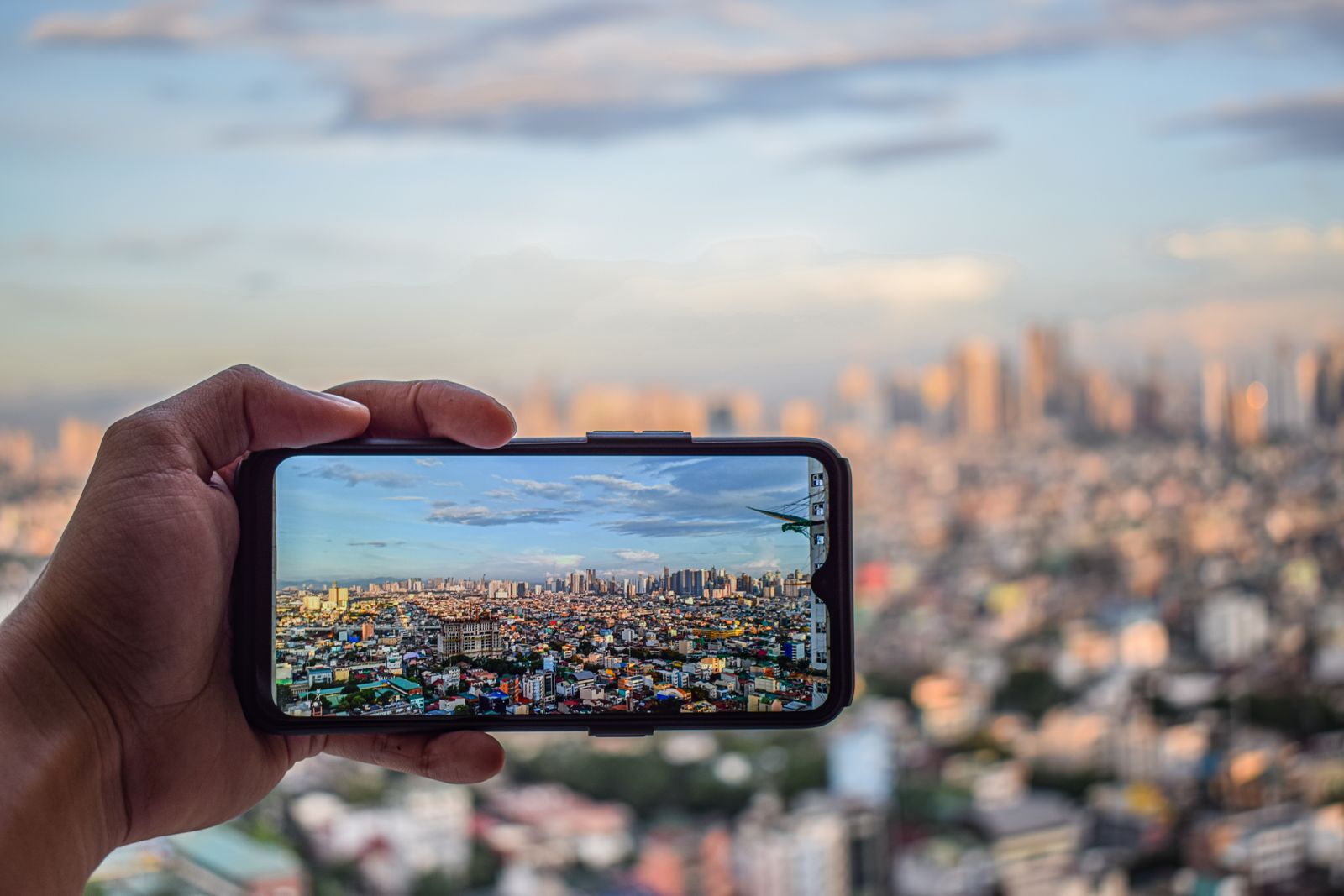 Telefon fotografiše gradsku panoramu