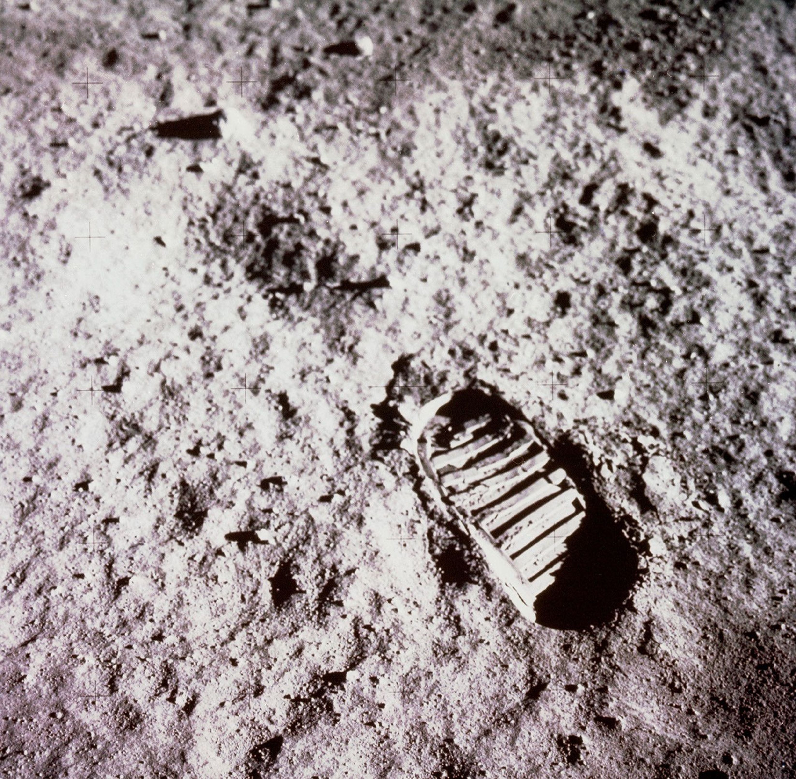 Otisak astronautske čizme u sitnom, kamenitom mesečevom tlu.