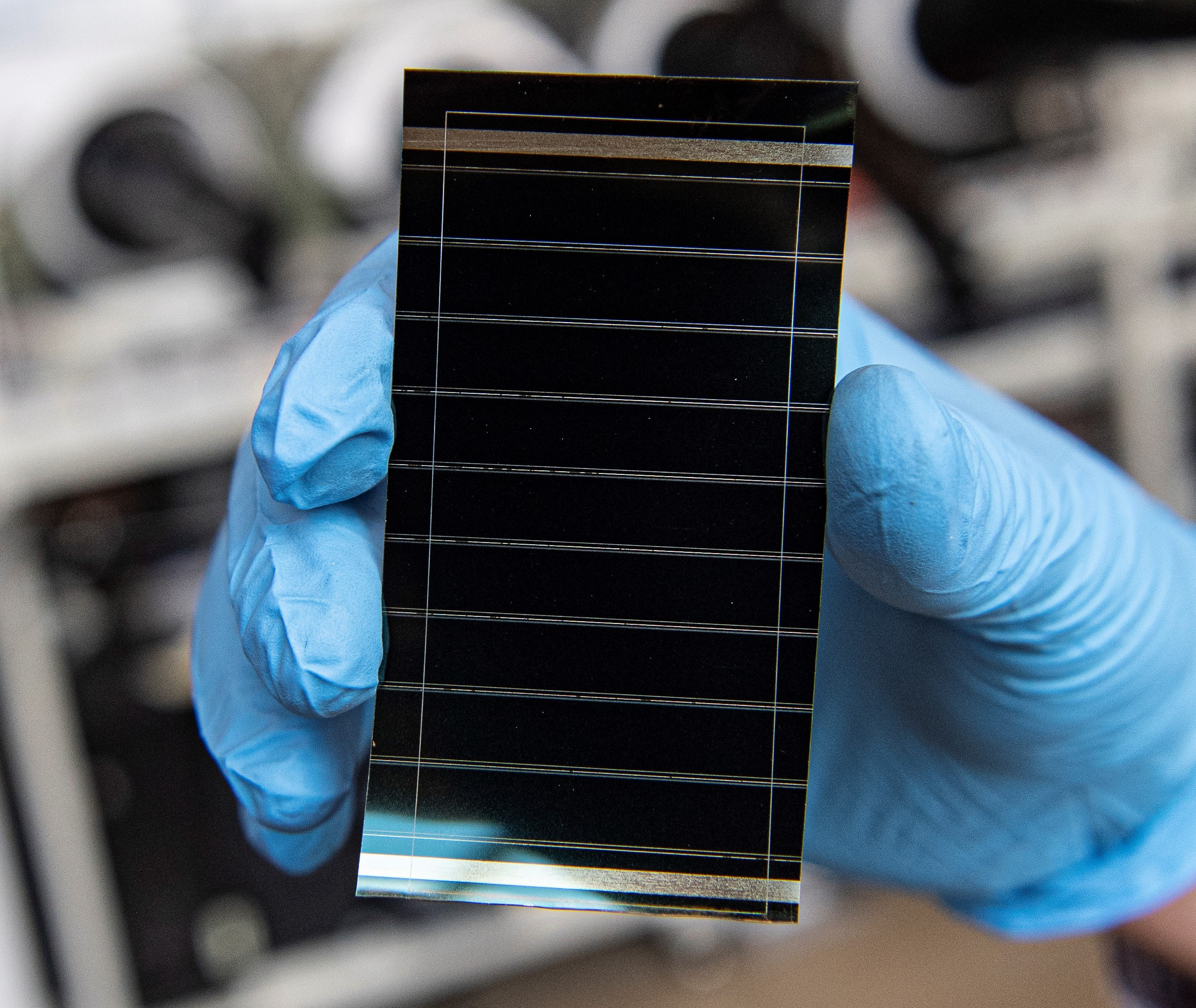 Perovskitna solarna ćelija u ruci istraživača.