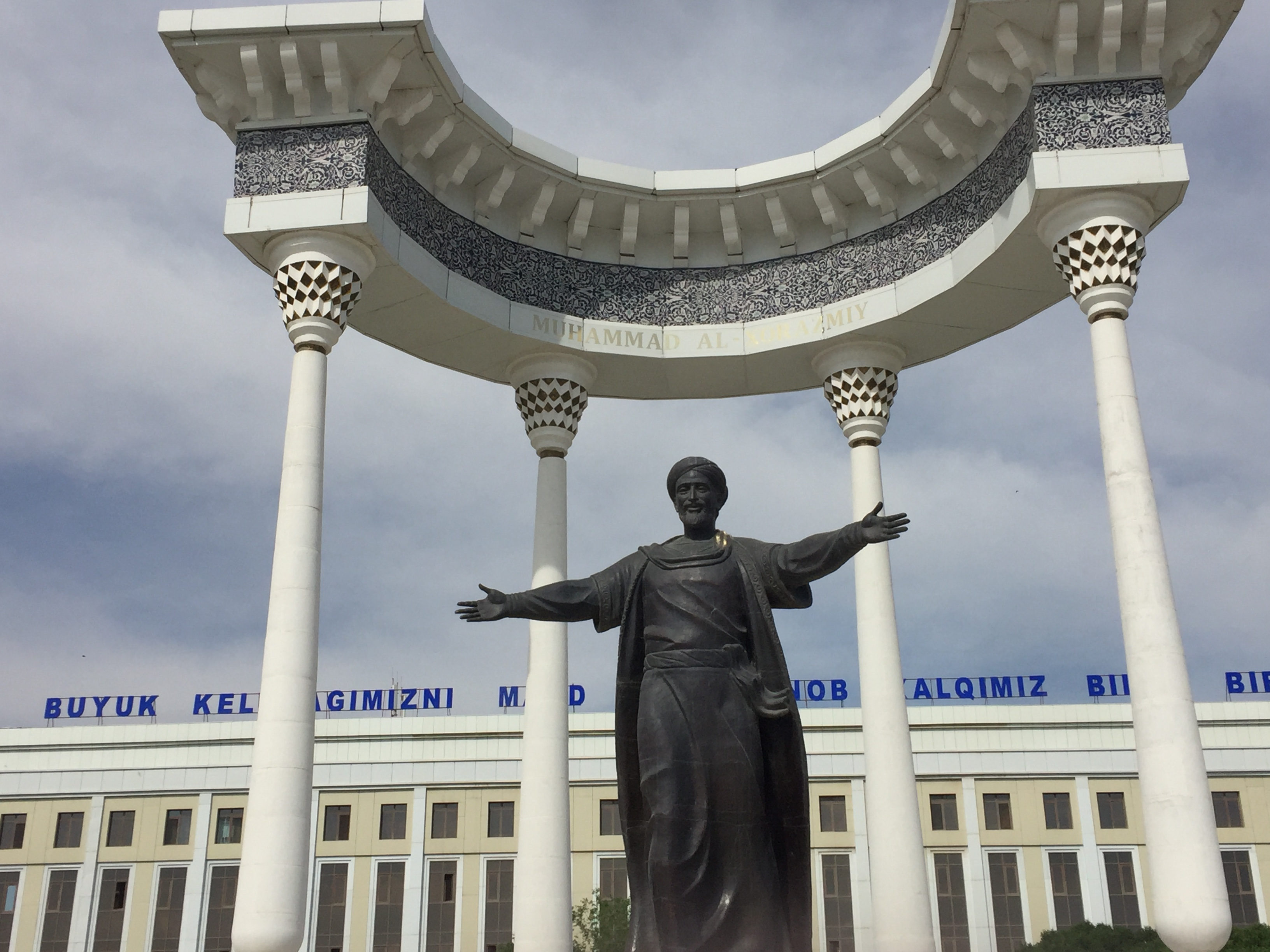 Spomenik Muhamedu ibn Musi al-Hvarizmiju u Urgenču, Uzbekistan. Reč je o savremenoj predstavi učenjaka, ne o autentičnom portretu.