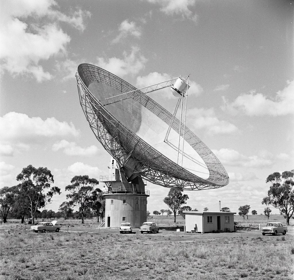 Australijski radio-teleskop Parkes prečnika 64 metra. Stilizovana ilustracija iz dostavljenog dokumenta; nije potvrđena istorijska fotografija.