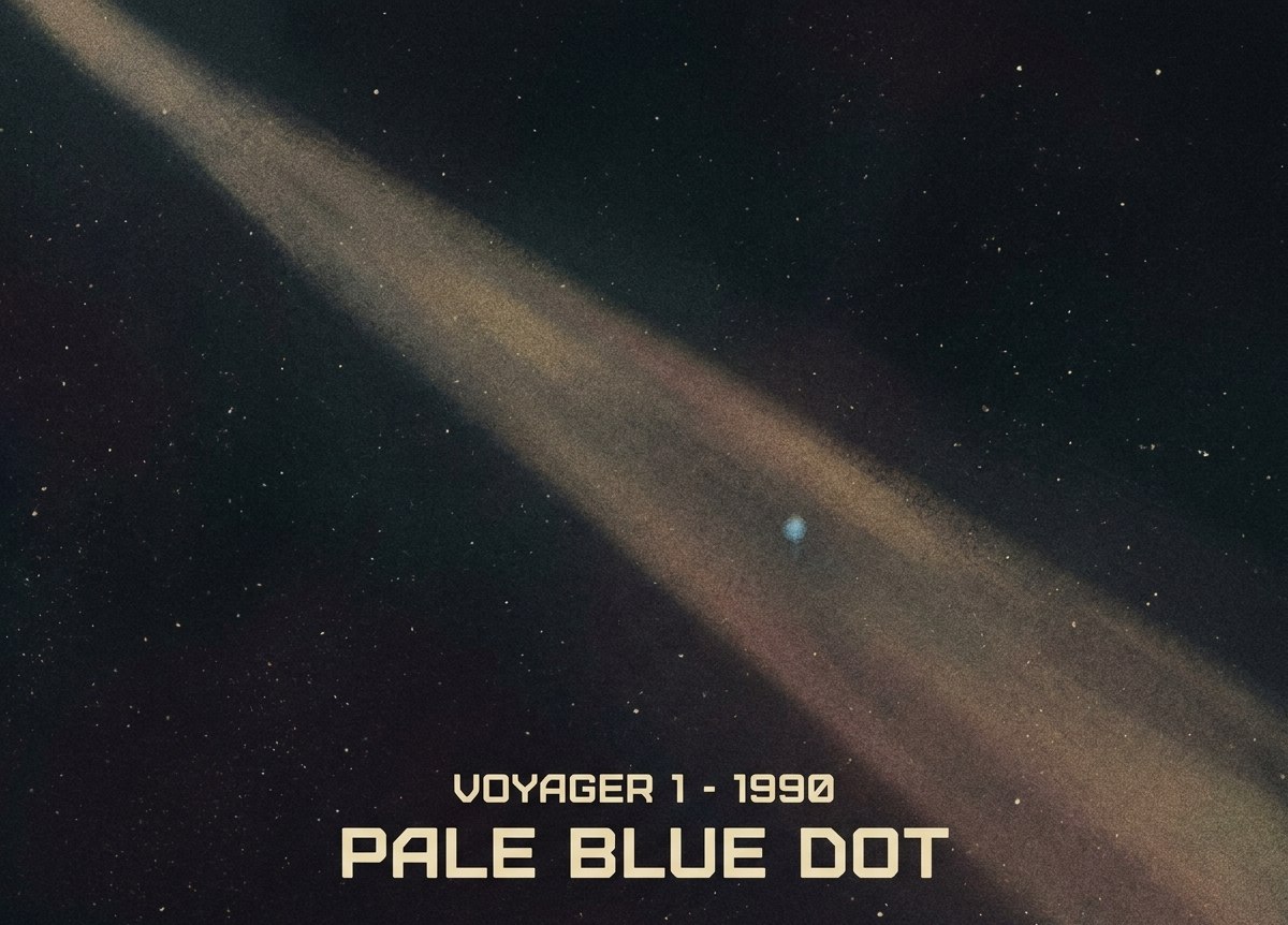 Istorijska fotografija „Bledoplava tačka“ (Pale Blue Dot) snimljena kamerom sonde Voyager 1 sa udaljenosti od 6 milijardi kilometara. Stilizovana ili arhivska ilustracija iz dostavljenog dokumenta; njena istorijska autentičnost nije posebno potvrđena.