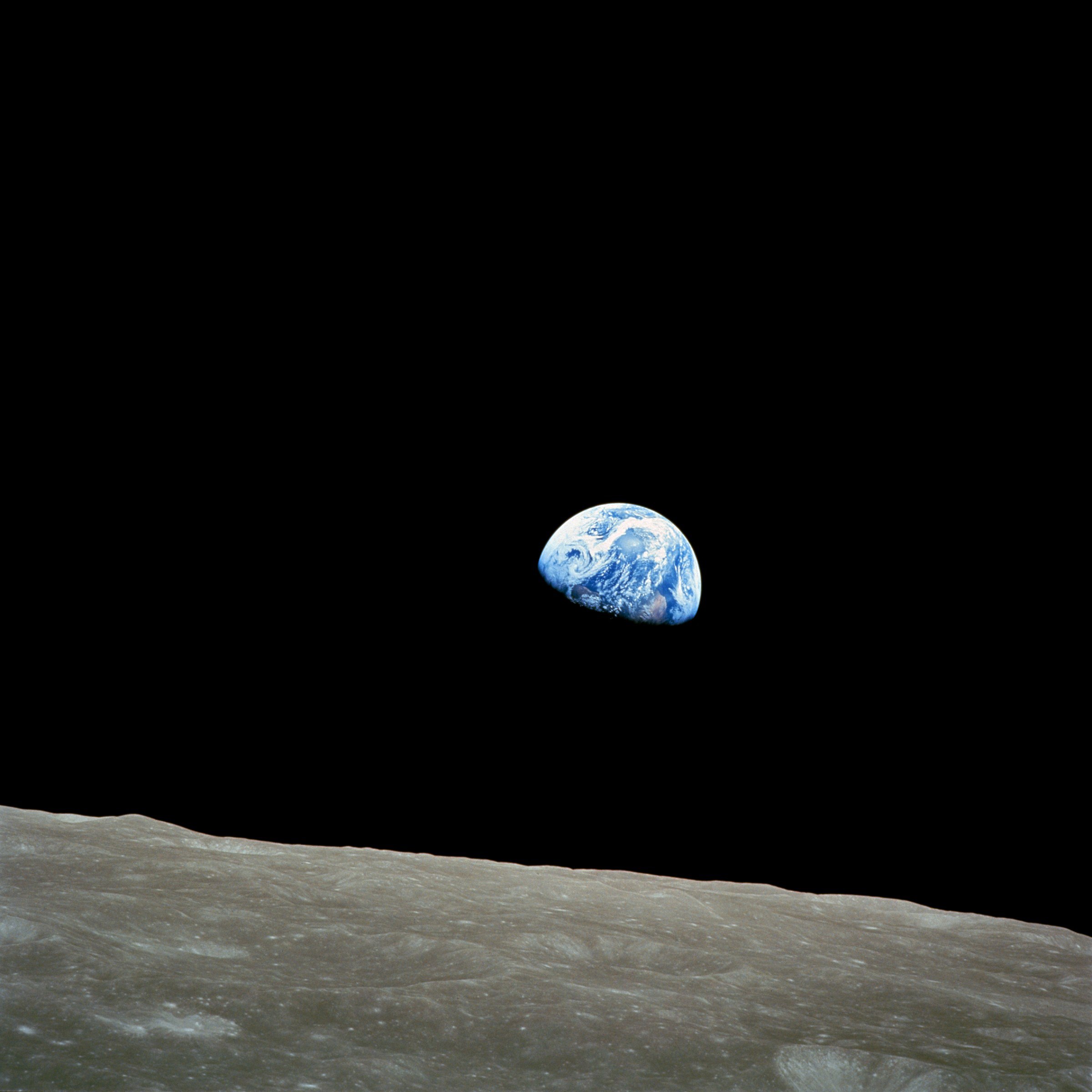 Izlazak Zemlje, snimljena je tokom misije Apollo 8, pri čemu su ljudi poslati na do tada ubedljivo najduže putovanje u svemir (oko Meseca) Slika iz dostavljenog dokumenta.