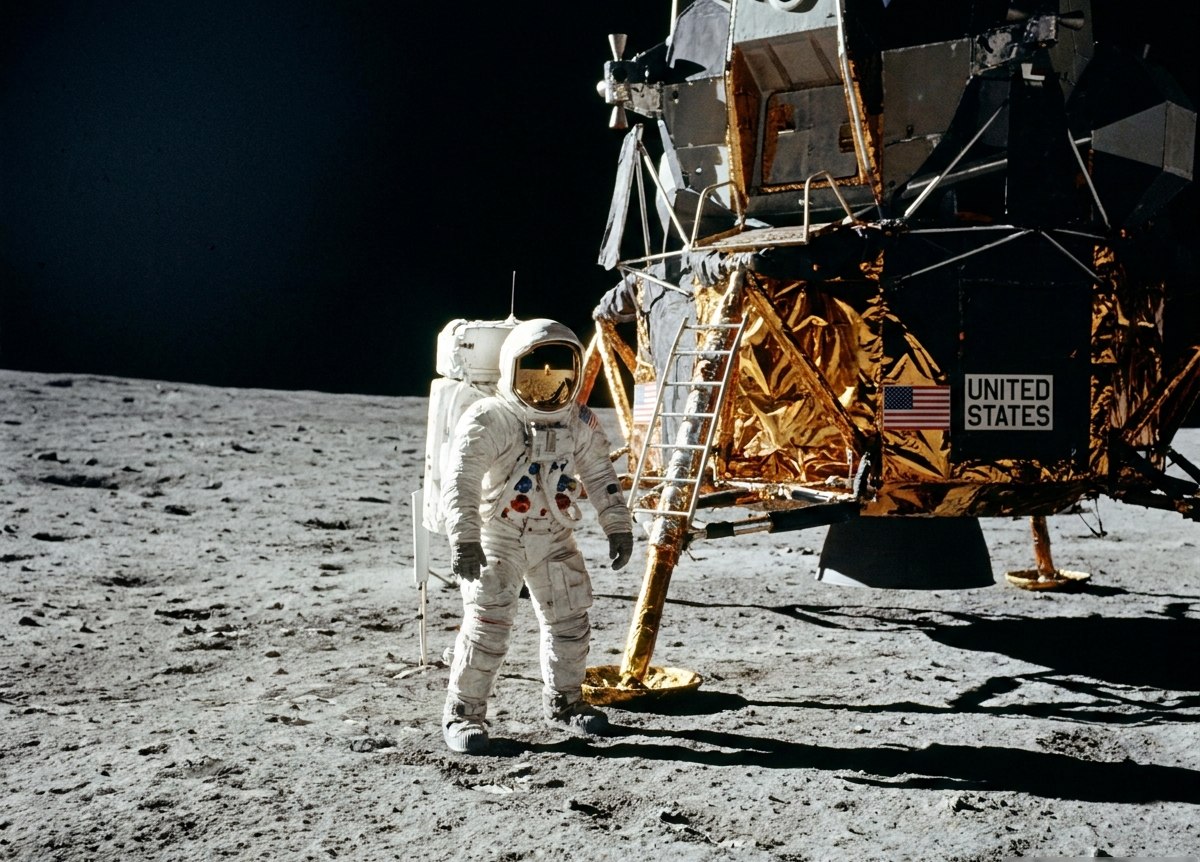 Astronaut misije Apolo 11 na površini Meseca (jul 1969) — vrhunac rane ere svemirske eksploracije. Stilizovana ili arhivska ilustracija iz dostavljenog dokumenta; njena istorijska autentičnost nije posebno potvrđena.