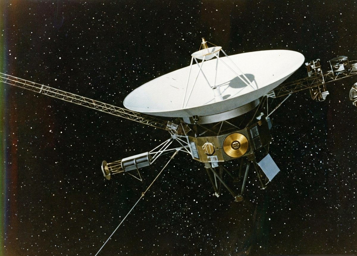 Model sonde Voyager sa velikom usmerenom antenom i instrumentima za istraživanje spoljnih planeta. Stilizovana ili arhivska ilustracija iz dostavljenog dokumenta; njena istorijska autentičnost nije posebno potvrđena.